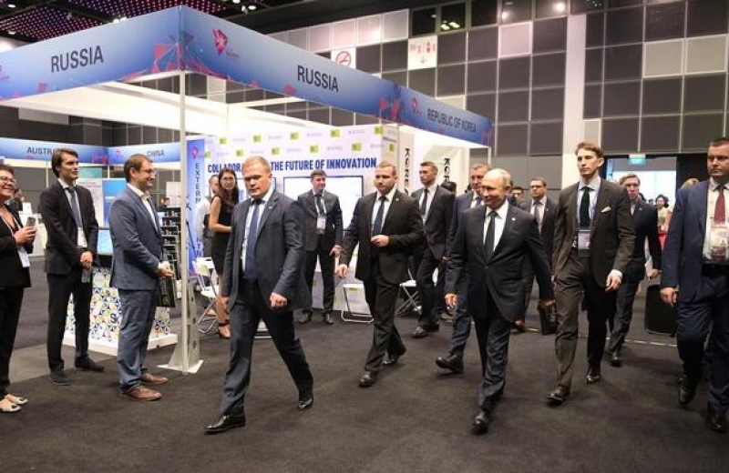 普京总统在新加坡被要求通过安检门警报器响了