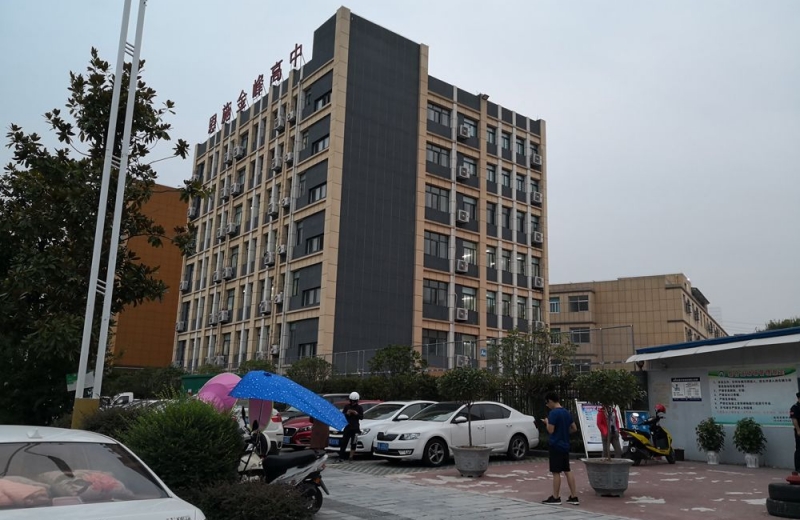 学校设安检门不但能帮学生戒手机瘾，还能避免携带管制刀具